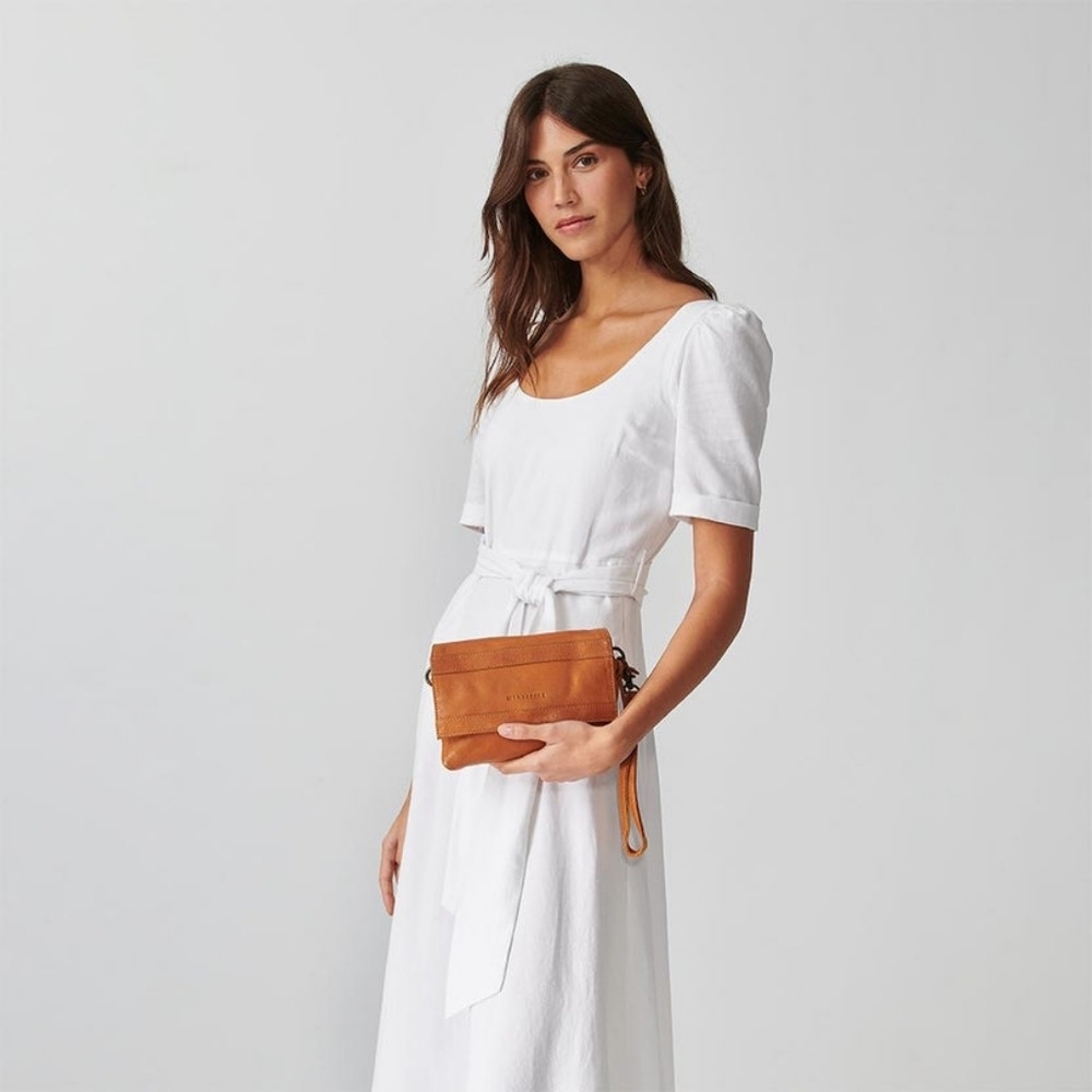 Wanderers Travel Co. The Siena clutch In Tan